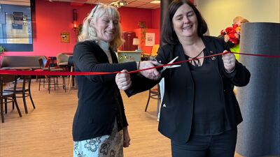 To kvinner klipper og holder snor