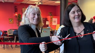 To kvinner klipper rød snor