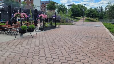 Bilde av forplassen i Bjerkedalen park med rød permeabel betongstein.