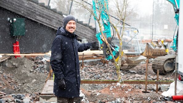 Kjetil Flateby i Bymiljøetaen viser frem arbeidene i Bjerkedalen park.