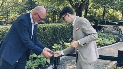 Åpning av navnet minnelund på Ullern kirkegård ved etatsdirektør Magne Hustavenes og Mehmet Kaan Inan, byråd for kultur og næring.