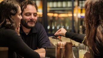 Tre personer på restaurant