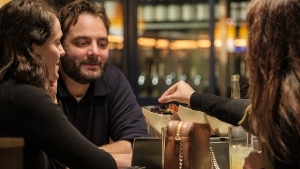 Tre personer på restaurant
