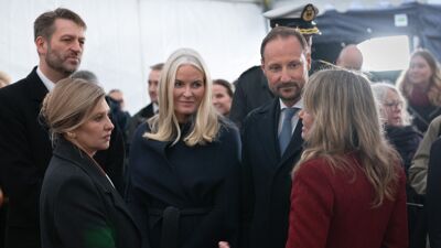 Prominente mennesker i prat i et telt.