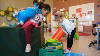 Barn som leker i barnehage.