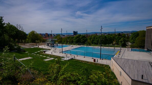 Oversikt over badebassengene i utendørsanlegget på Tøyenbadet.