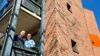 Bilde av frivilligkoordinator Ellen Kirkeid og John Sverre Stray på jobb.