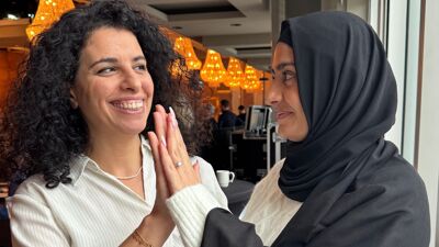 Hanaa og Aisha high fiver