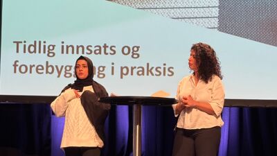 Aisha og Hanaa på scenen foran 400 ansatte i barnevernet