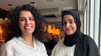 Bildet viser brobyggerne, Hanaa og Aisha gjøre high five