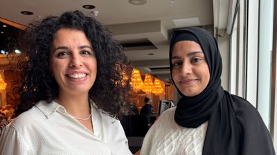 Bildet viser brobyggerne, Hanaa og Aisha gjøre high five