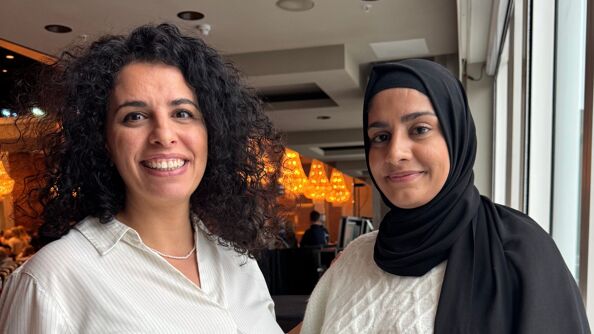 Bildet viser brobyggerne, Hanaa og Aisha gjøre high five