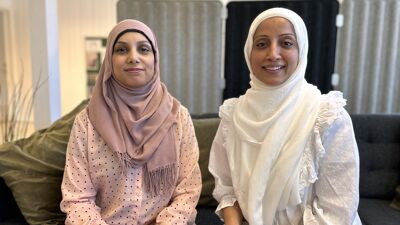 Kalsoom og Nabila sitter sammen i "Møteplassen"-lokalet på skolen.