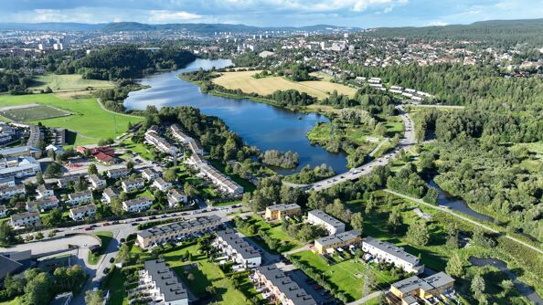 Dronebilde av Østensjøvannet og omkringliggende bebyggelse