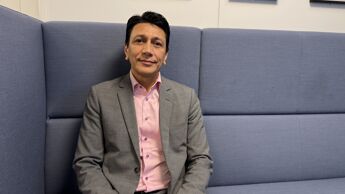 bydelsdirektør sitter i en sofa