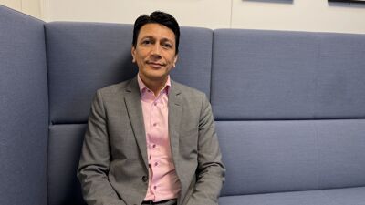 bydelsdirektør sitter i en sofa