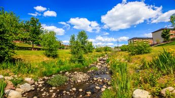 Bjerkedalen park med utsikt over Hovinbekken.