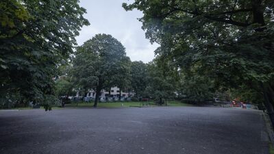 På lørdager erstattes grusen på Vestkanttorget med salgsboder og yrende folkeliv. Nå søker Bydel Frogner etter ny driver av det populære lørdagsmarkedet.