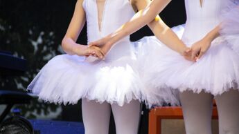 To ballerinaer holder hender