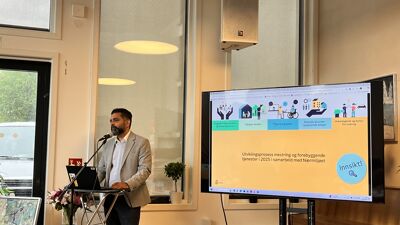 Seksjonssjef Jatinder Kumar Sharma står foran en presentasjon.