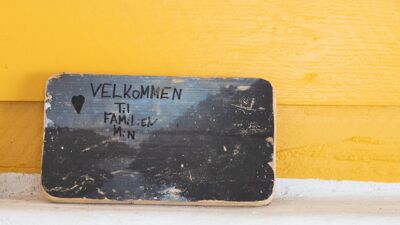 Vi ser bilde av et skilt, laget av et barn