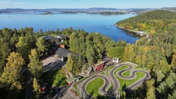 Bildet viser Osloungdommens motorsenter sett ovenfra med Hvervenbukta i bakgrunnen.