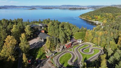 Bildet viser Osloungdommens motorsenter sett ovenfra med Hvervenbukta i bakgrunnen.