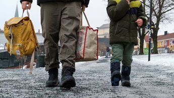 Illustrasjonsbilde av barn og voksen som går sammen med hver sin bagasje.