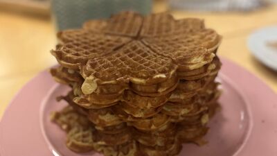 Vafler på en rosa tallerken.