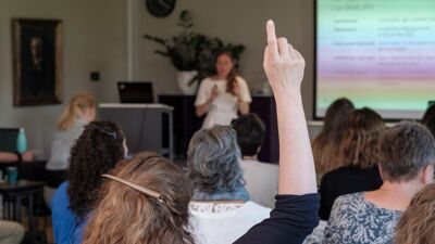 Medvirkning i møte ved håndsopprekking
