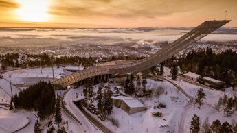 Bilde av Holmenkollbakken med utsikt sørover over Oslo.