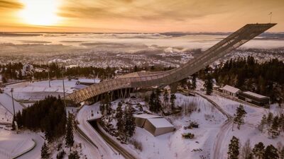 Bilde av Holmenkollbakken med utsikt sørover over Oslo.