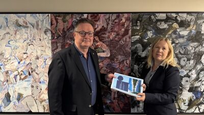 Overlevering av bydelsdirektørens forslag til budsjett for 2026. På bildet fra venstre er bydelsutvalgets leder Yngvar A. Husebye og bydelsdirektør Ellen I. Oldereid.