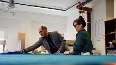 Bilde av personer som jobber med tekstiler