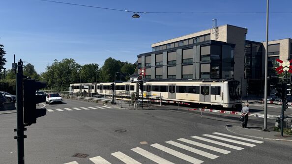 Vinderenkrysset, t-banen, biler og ventende mann
