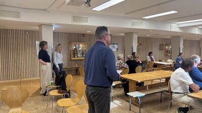Leder for bydelsutvalget, Yngvar A. Husebye (H) ønsket velkommen til folkemøte