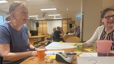 Ellen Karin Larsen (t.v) og Marit Neby (t.h) var med å bidra til engasjement og godt humø