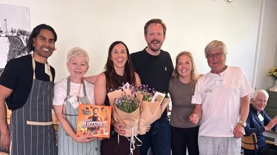 Einar Tørnquist sammen med de frivillige hos Oslo Vest Frivilligsentral