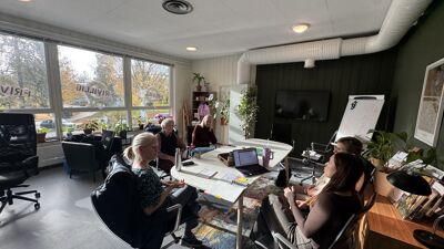 Dirigent og frivillige planlegger for øvelse med koret.