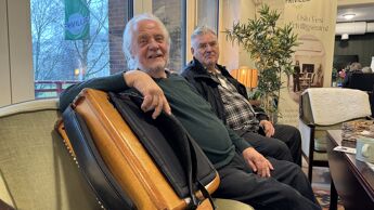 Bilde med to av korets faste musikanter før øvelse i Pilotveien 6.