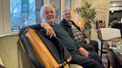 Bilde med to av korets faste musikanter før øvelse i Pilotveien 6.