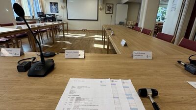 Sakskartet til Vestre Aker bydelsutvalg med en mikrofon til venstre og leders klubbe til høyre.