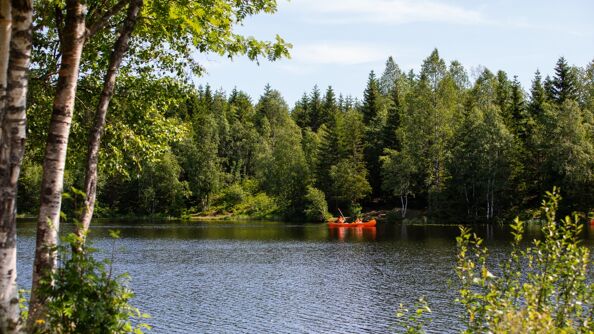 Bilde av kano på Øvresetertjern i Nordmarka fra en solfylt sommerdag