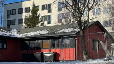 Ungdomsklubben B7 omringet av bygge-gjerder