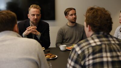 Uformell prat mellom arbeidsgiver og ungdom i lunsjen