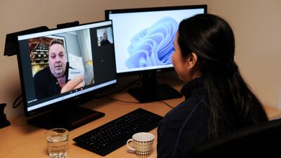 Ansatt Melanie snakker med en av sine brukere på video