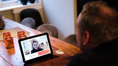 På video kan Øystein snakke med sykepleier om det han trenger