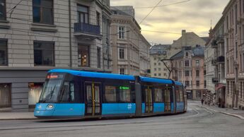 12-trikken på vei gjennom Frognerveien – et sentralt transportknutepunkt i bydel Frogner.