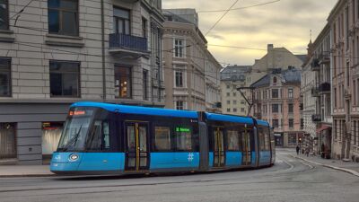 12-trikken på vei gjennom Frognerveien – et sentralt transportknutepunkt i bydel Frogner.