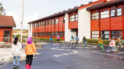 Elever i skolegården på Bjørndal skole i Bydel Søndre Nordstrand.
